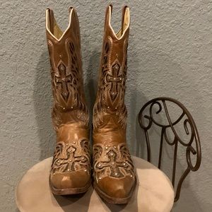 Women’s 100% leather fancy Western boots.